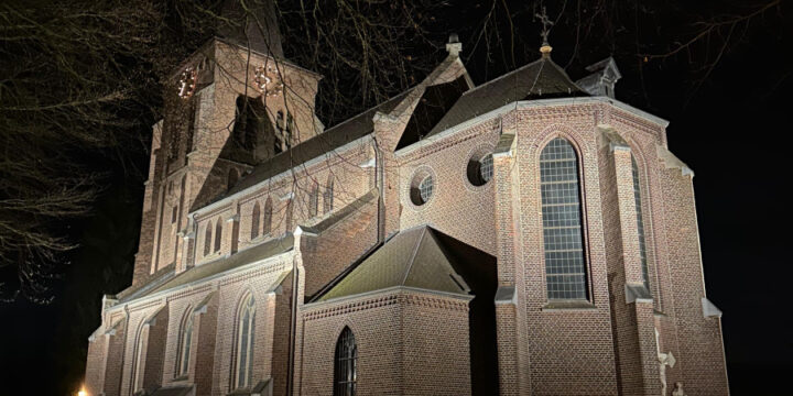 Sint Lambertuskerk aangelicht in Vessem, Eersel