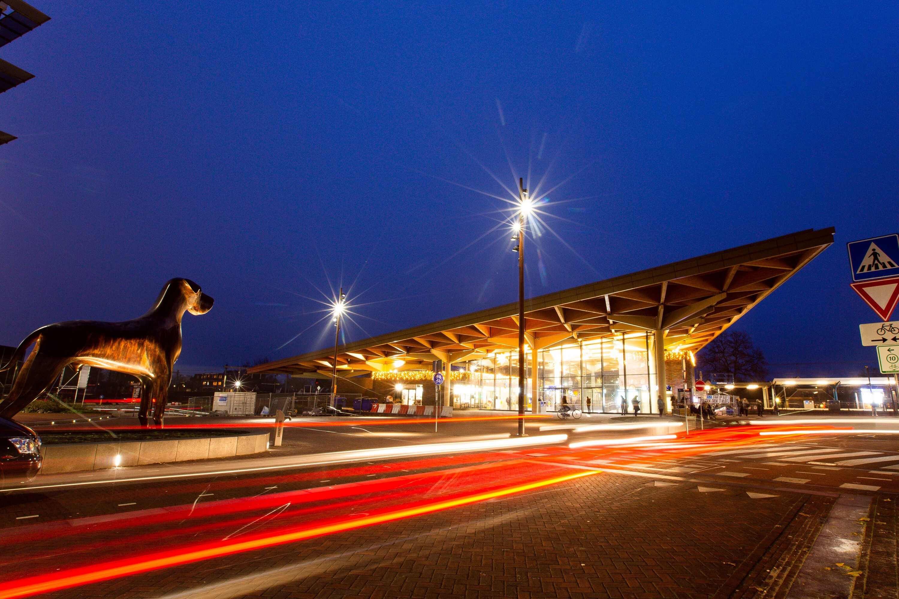 Verlichtingsontwerp aan het Stationplein in gemeente Assen. Verzorgt door Studio NLX van Nobralux.